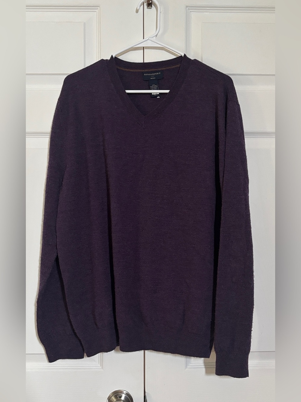 Banana Republic Men’s XL 100% Merino Wool Purple V-Neck Sweater